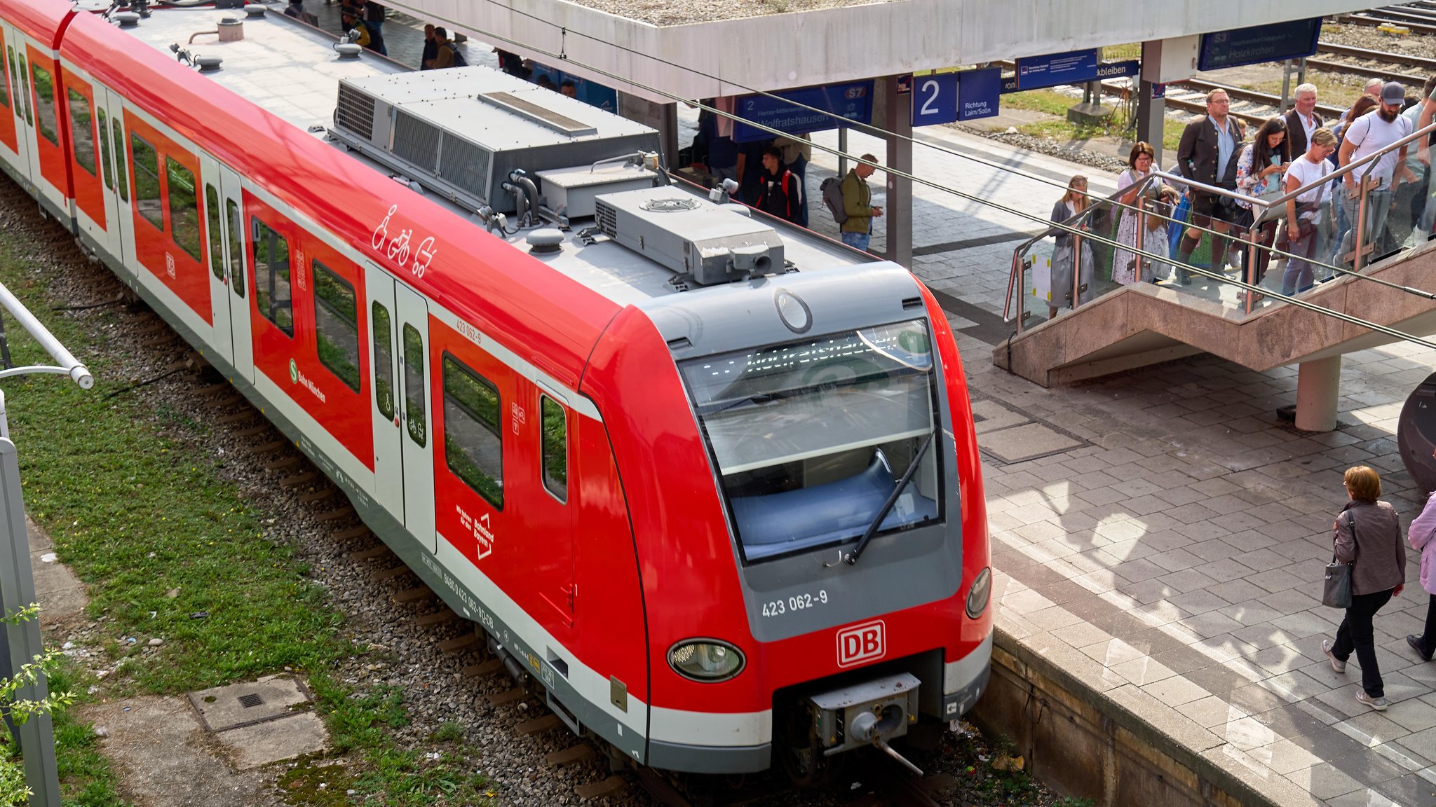 Eine S-Bahn der Deutschen Bahn fährt in den Bahnhof Hackerbrücke in München ein | Bild: picture alliance / CHROMORANGE | Michael Bihlmayer Eine S-Bahn der Deutschen Bahn fährt in den Bahnhof Hackerbrücke in München ein