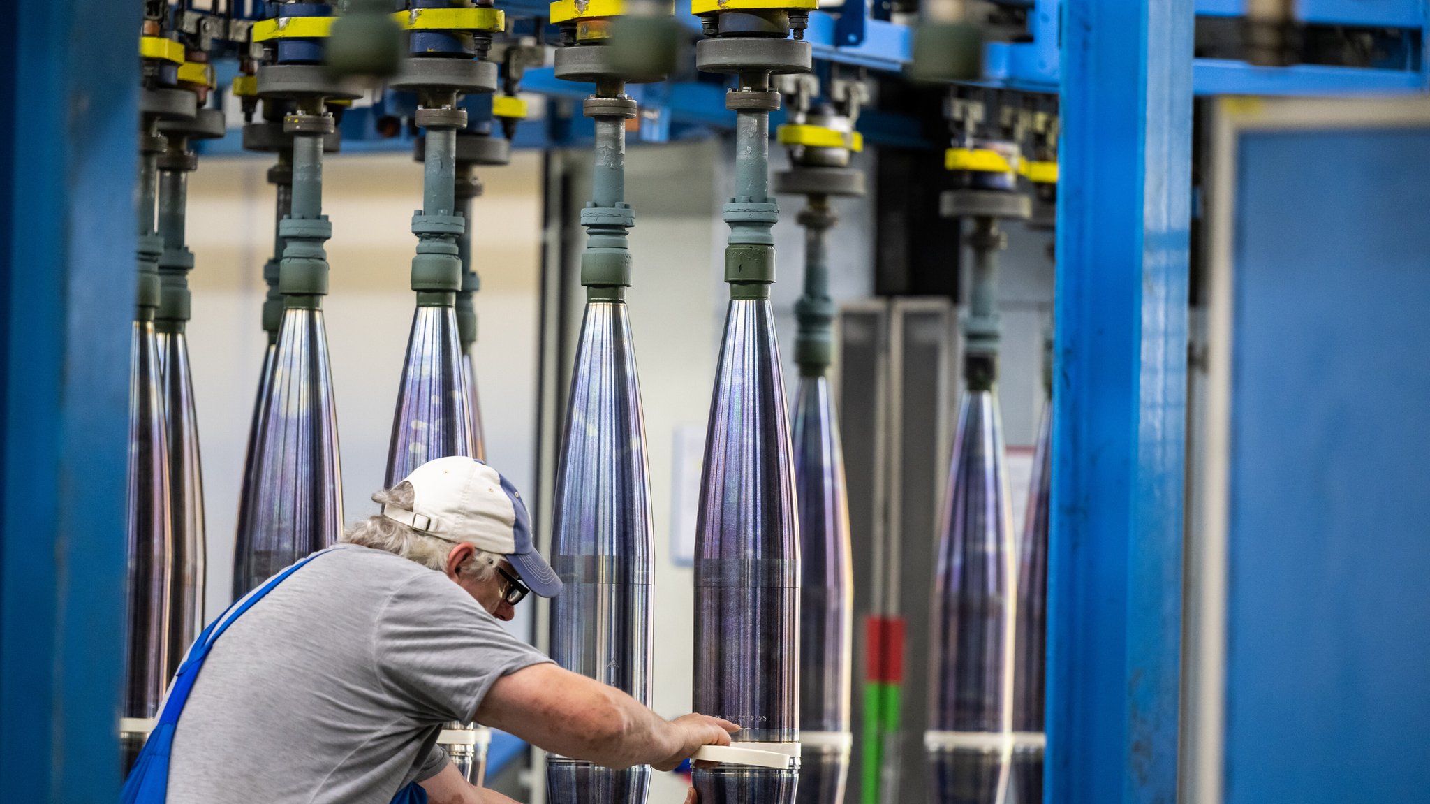 ARCHIV (06.06.2023): 155-Millimeter Artelleriemunition wird bei bei Rheinmetall gefertigt.