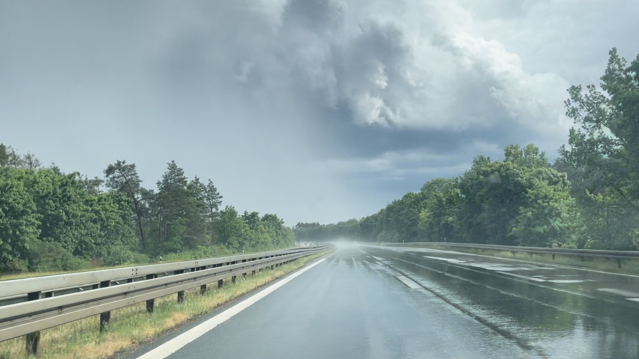 Unwetter in Bayern: Autobahn überschwemmt, Turnhalle abgedeckt