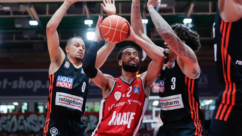 v.li. Nelson Weidemann (ratiopharm Ulm, 0), Davion Mintz (Wuerzburg Baskets, 12) am Ball, Marcio Santos (ratiopharm Ulm, 3) | Bild:picture alliance / HMB Media | Julien Becker