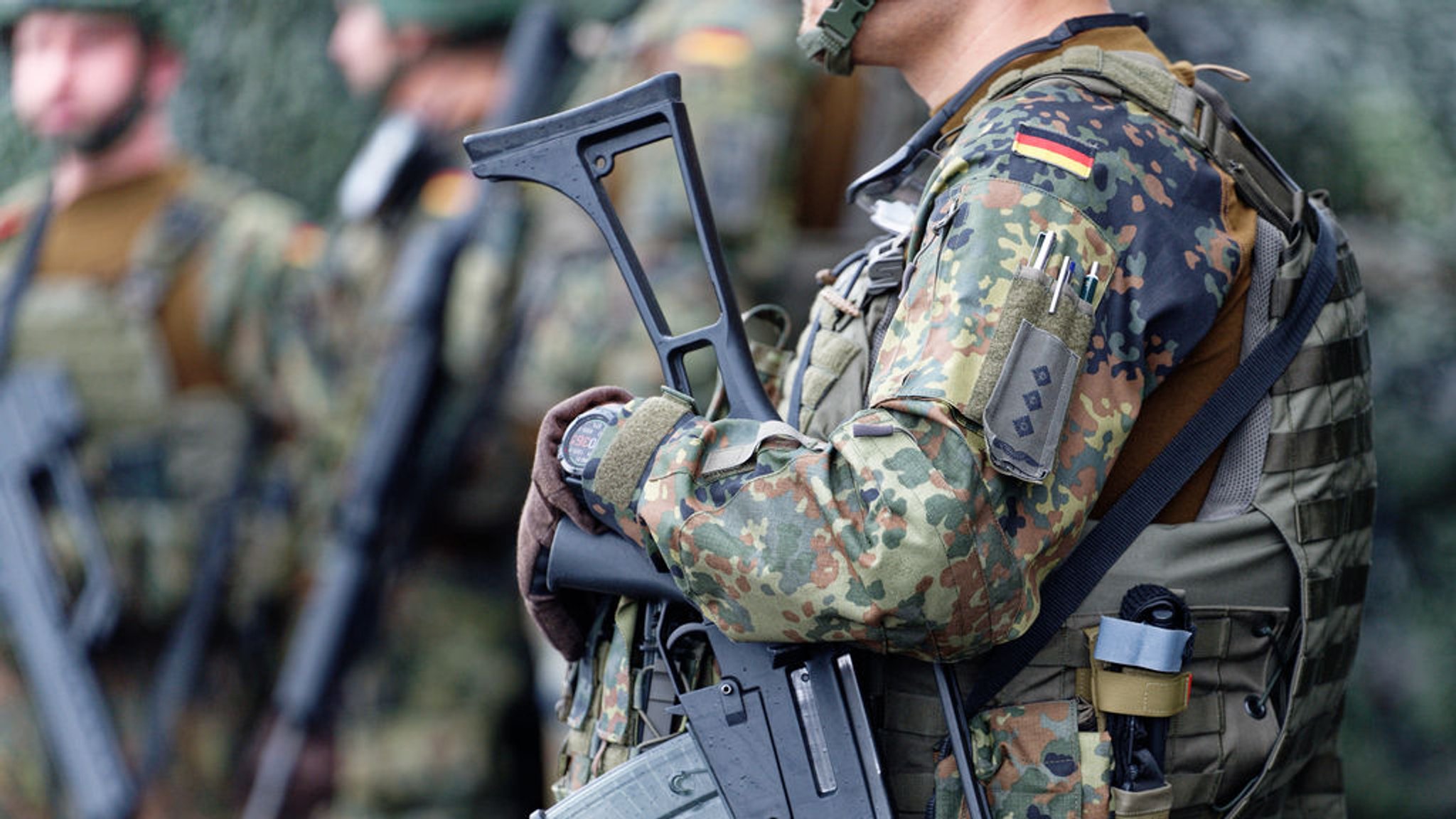 ARCHIV - 31.07.2023, Nordrhein-Westfalen, Rheinbach: Soldaten stehen beim Antrittsbesuch von Verteidigungsminister Pistorius beim militärischen Organisationsbereich (OrgBer) Cyber- und Informationsraum (CIR) am Standort Rheinbach auf dem Gelände. (zu dpa: «Union und SPD wollen zunächst Freiwilligkeit bei Wehrdienst») Foto: Henning Kaiser/dpa +++ dpa-Bildfunk +++
