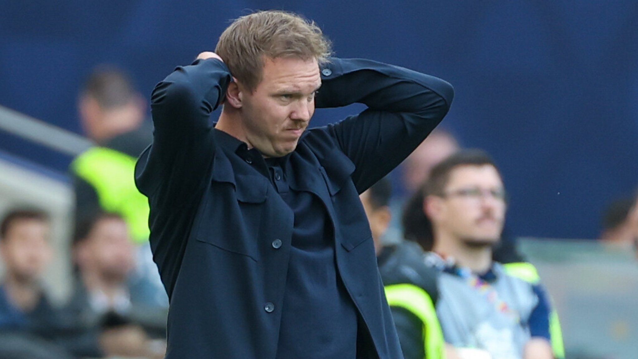 Julian Nagelsmann sieht die 0:2-Niederlage des DFB-Teams gegen Frankreich. | Bild: picture alliance / osnapix / Marcus Hirnschal Julian Nagelsmann sieht die 0:2-Niederlage des DFB-Teams gegen Frankreich.