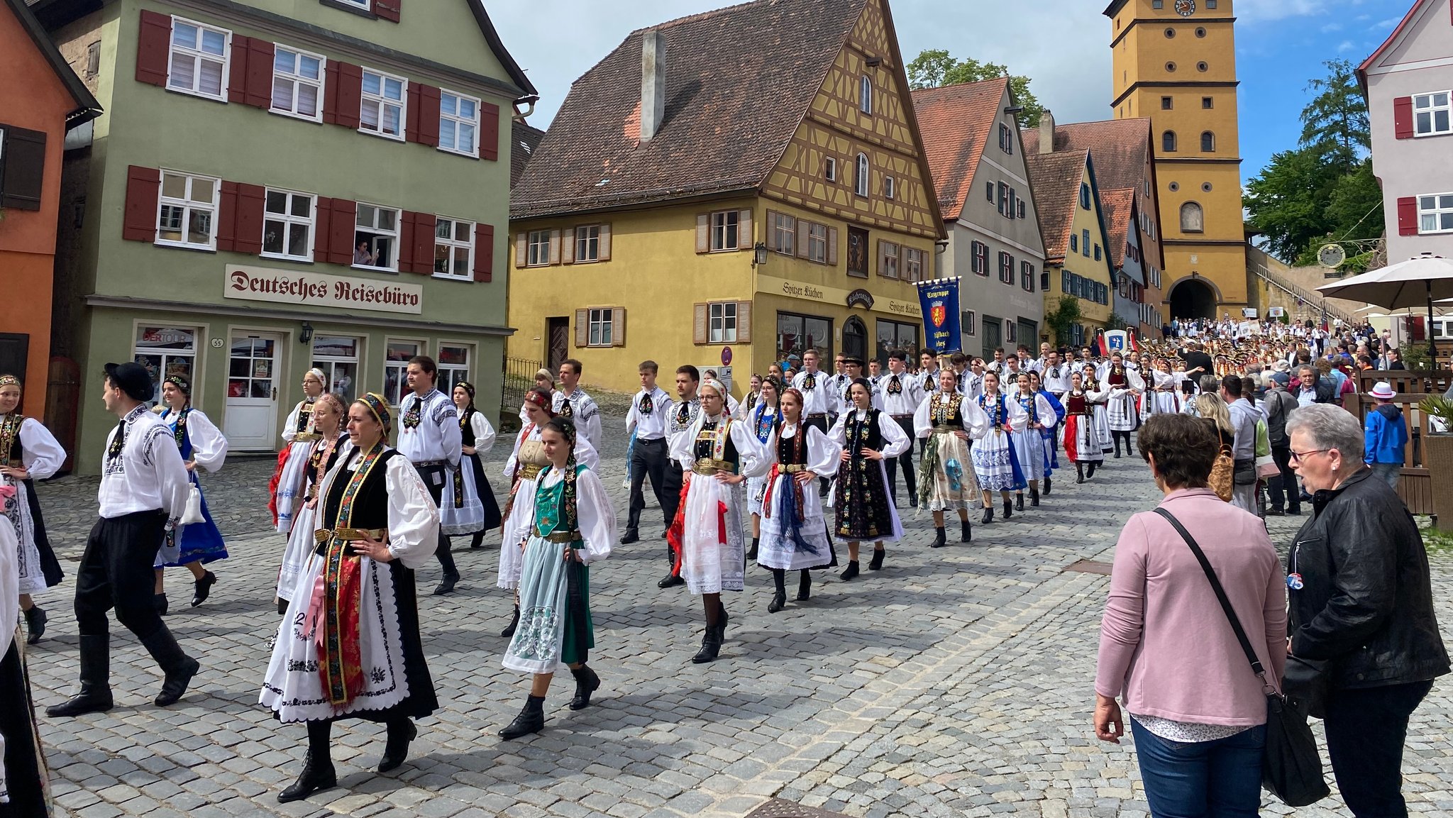 Rund 3.000 Menschen zogen am Sonntag in Tracht durch die Dinkelsbühler Altstadt. | Bild: BR/Ursula Schmidt Rund 3.000 Menschen zogen am Sonntag in Tracht durch die Dinkelsbühler Altstadt.