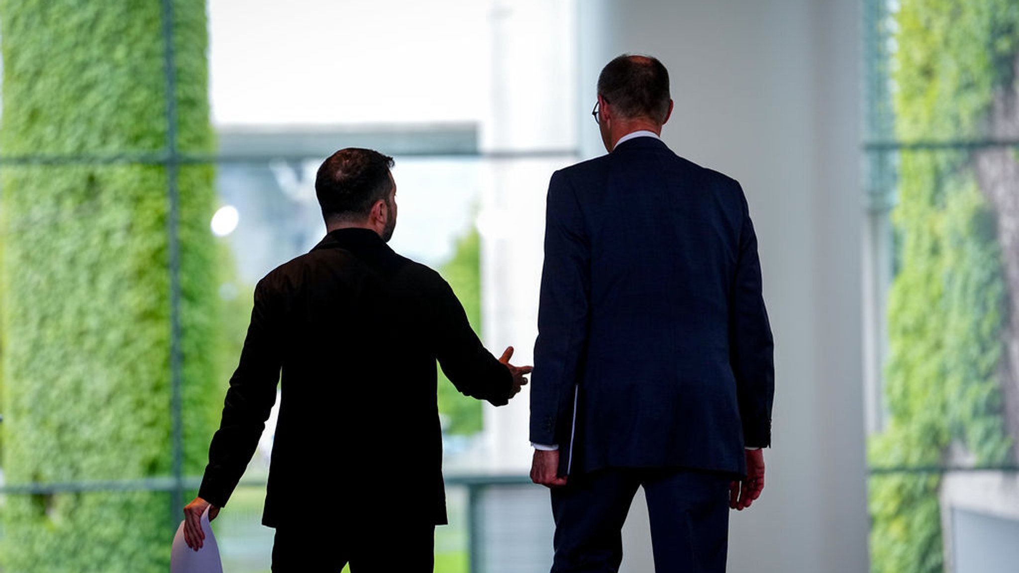 28.05.2025, Berlin: Wolodymyr Selenskyj (l), Präsident der Ukraine, und Bundeskanzler Friedrich Merz (CDU) verlassen im Bundeskanzleramt nach einem Treffen die Pressekonferenz. Der ukrainische Präsident Selenskyj ist zu einem eintägigen Besuch in der deutschen Hauptstadt. Foto: Kay Nietfeld/dpa +++ dpa-Bildfunk +++ | Bild: dpa-Bildfunk/Kay Nietfeld 28.05.2025, Berlin: Wolodymyr Selenskyj (l), Präsident der Ukraine, und Bundeskanzler Friedrich Merz (CDU) verlassen im Bundeskanzleramt nach einem Treffen die Pressekonferenz. Der ukrainische Präsident Selenskyj ist zu einem eintägigen Besuch in der deutschen Hauptstadt. Foto: Kay Nietfeld/dpa +++ dpa-Bildfunk +++