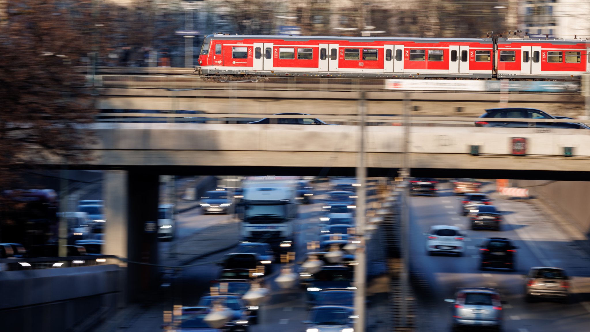 (Symbolbild) Dichter Verkehr schiebt sich am über den Mittleren Ring B2R in München, während eine S-Bahn auf einer Brücke den Ring kreuzt. | Bild: picture alliance / dpa | Matthias Balk (Symbolbild) Dichter Verkehr schiebt sich am über den Mittleren Ring B2R in München, während eine S-Bahn auf einer Brücke den Ring kreuzt.