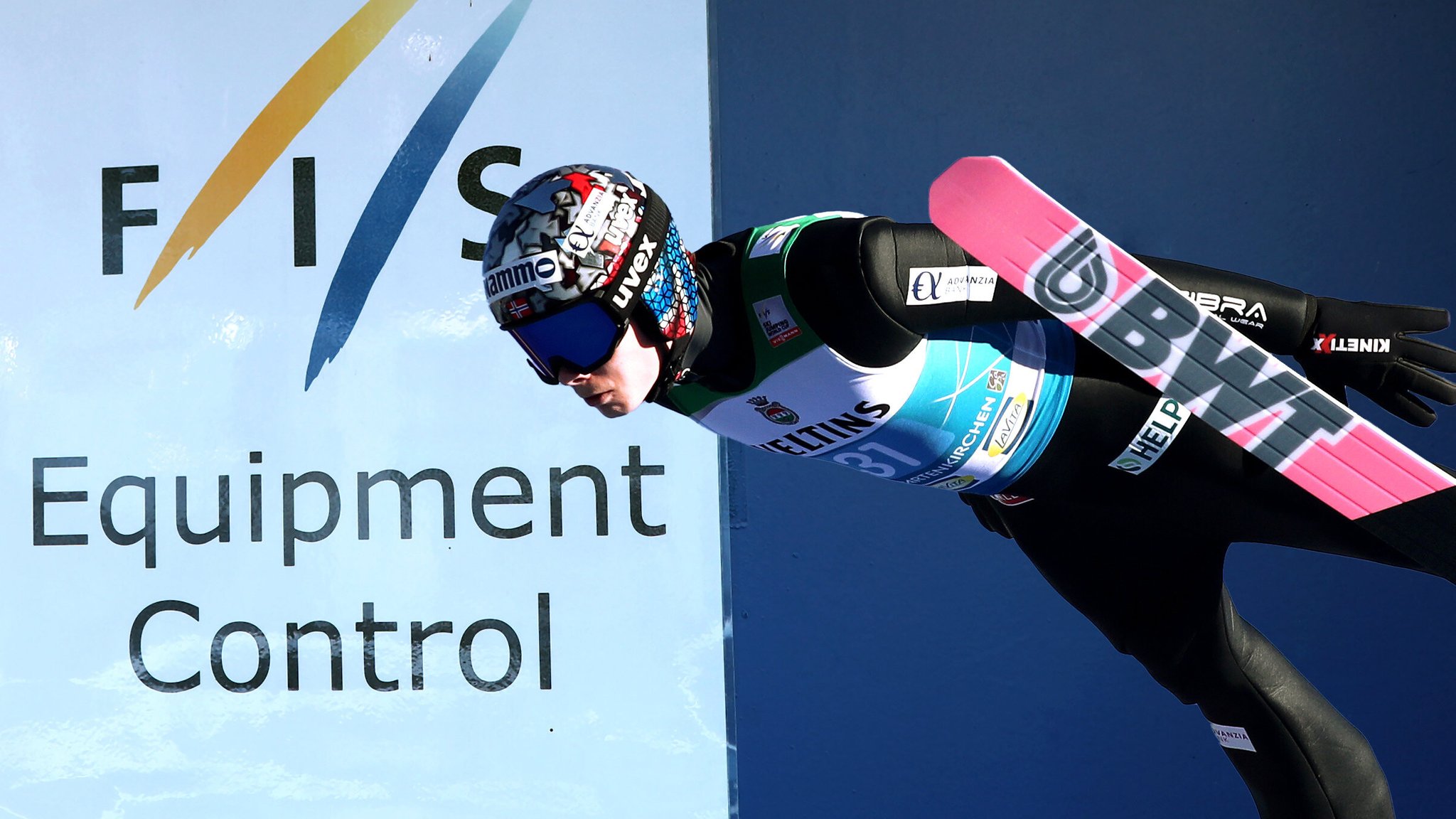 "Equipmentkontrolle" beim Skispringen | Bild: picture-alliance/dpa "Equipmentkontrolle" beim Skispringen