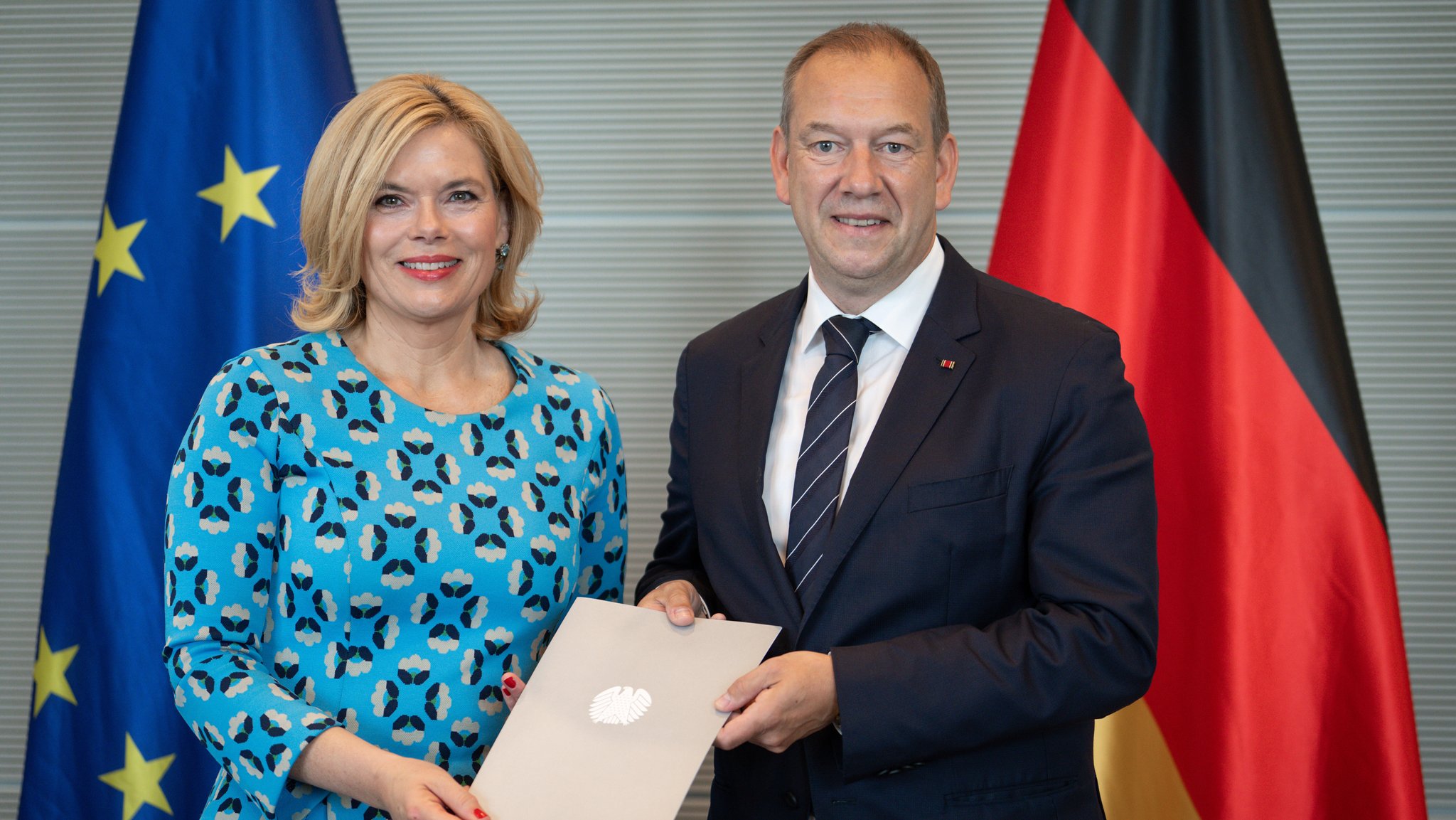 Bundestagspräsidentin Julia Klöckner und Henning Otte mit der Ernennungsurkunde zum neuen Wehrbeauftragten des Deutschen Bundestages.