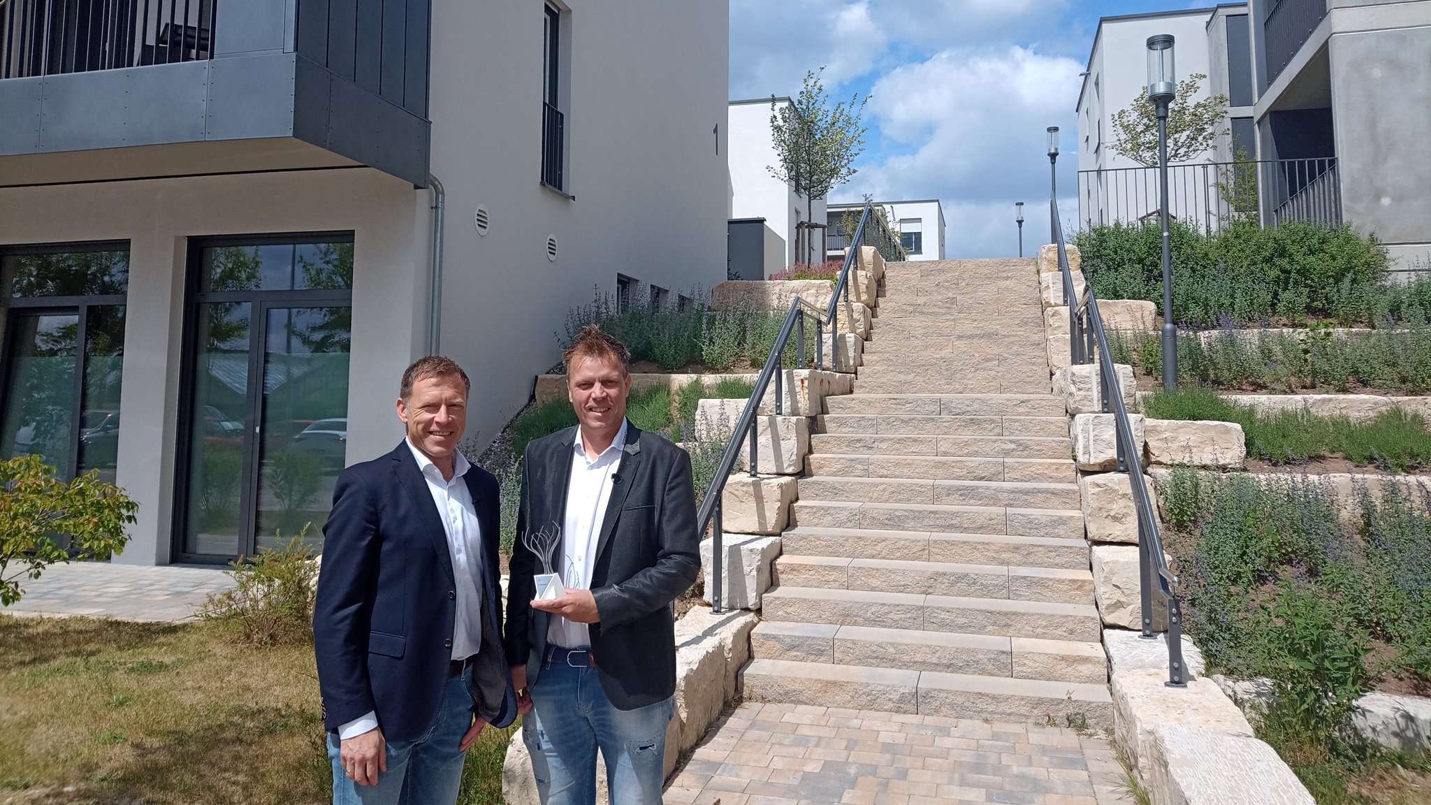 Die beiden Geschäftsführer von "Projekt Bauart" aus Forchheim mit dem Innovationspreis Bayern vor den Nicolaihöfen in Höchstadt an der Aisch. | Bild: BR/Karin Goeckel Die beiden Geschäftsführer von "Projekt Bauart" aus Forchheim mit dem Innovationspreis Bayern vor den Nicolaihöfen in Höchstadt an der Aisch.