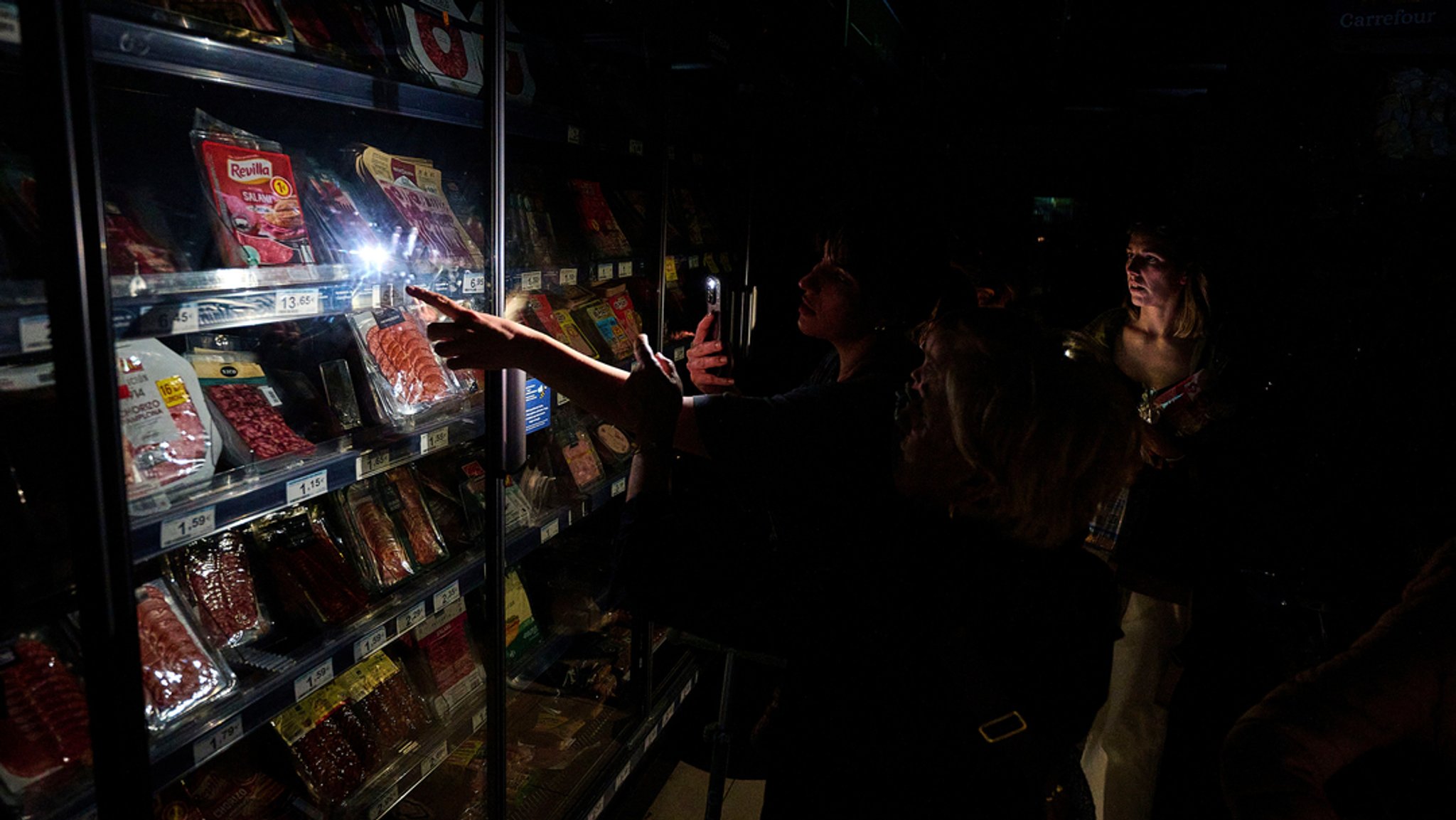 Menschen kaufen in einem Supermarkt in Pamplona während des massiven Stromausfalls ein.